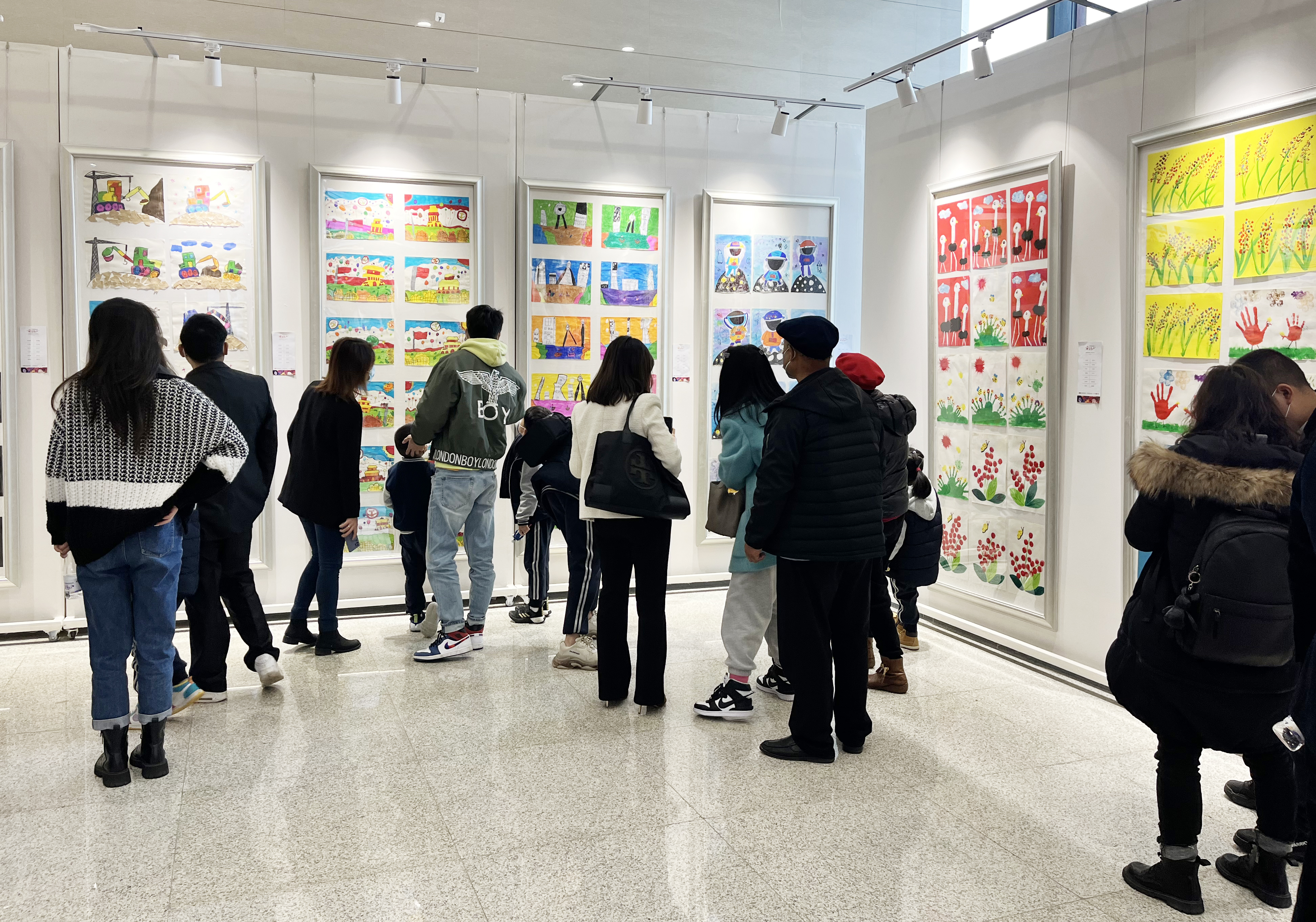 图为幼儿在家长陪同下参观画展.jpg